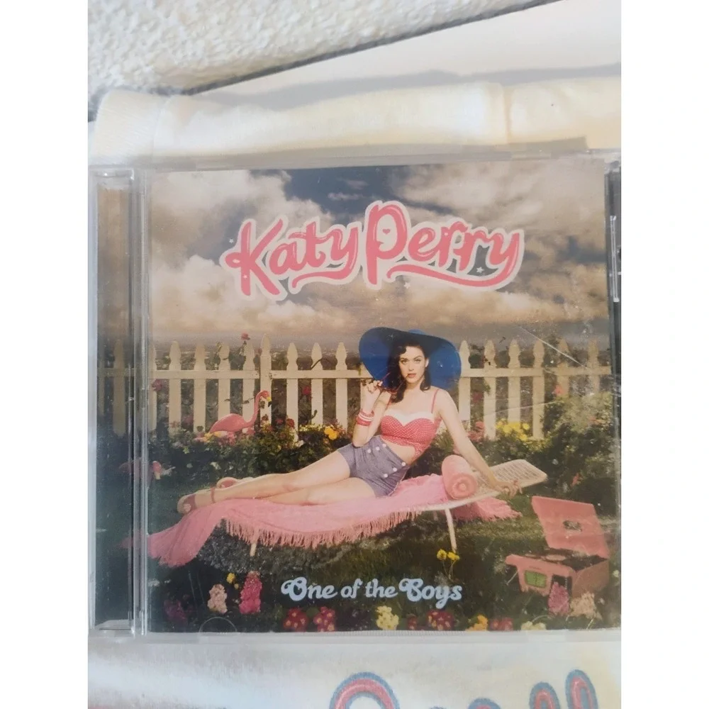 Katy Perry Vintage World Tour Music Tshirt And One Of The Boys CD Lot HTF Rare - Picture 7 of 10
